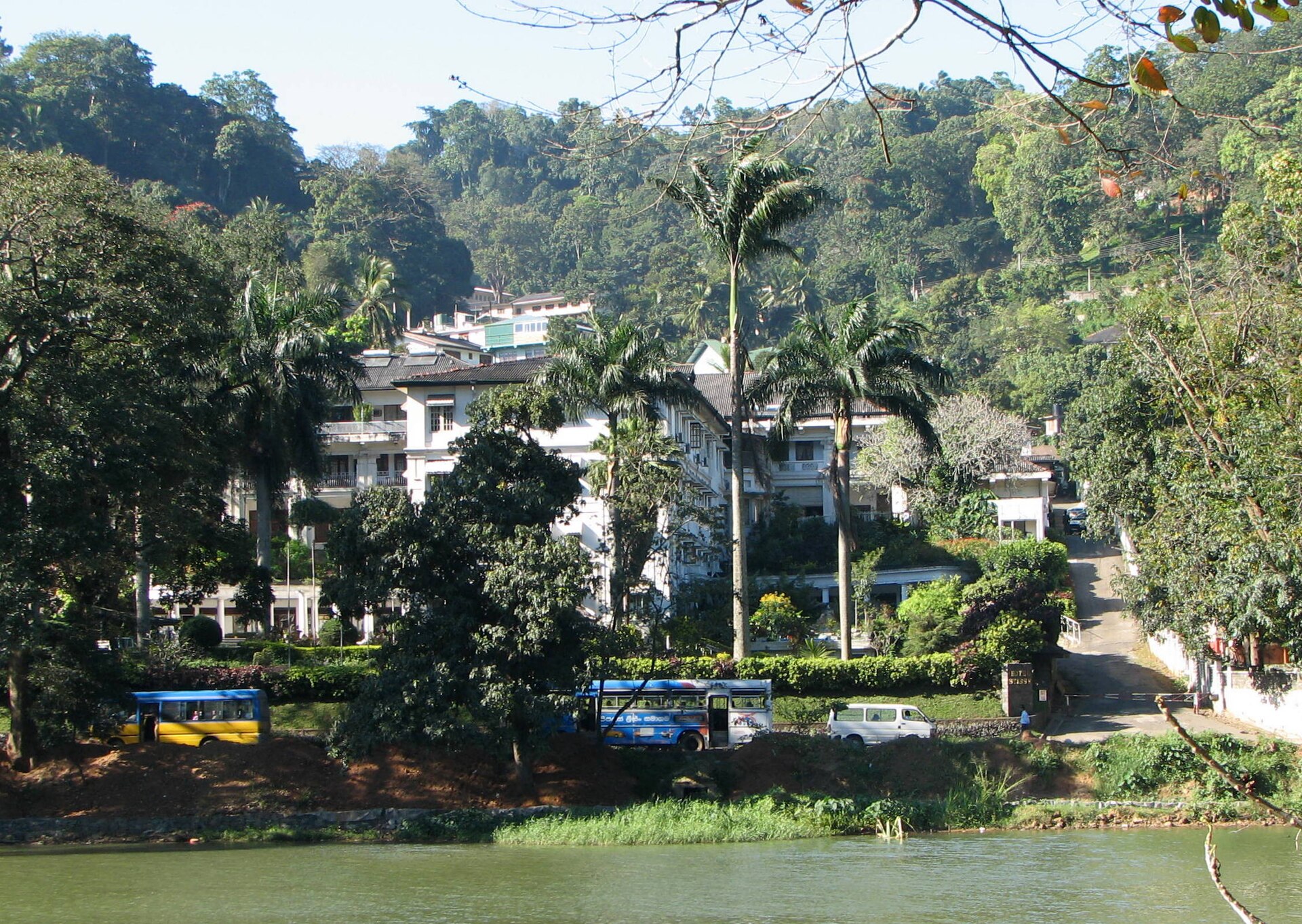 Hotel Suisse beside Kandy Lake